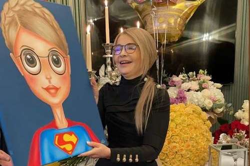 Тимошенко отримала веселу картину на день народження (фото, відео)