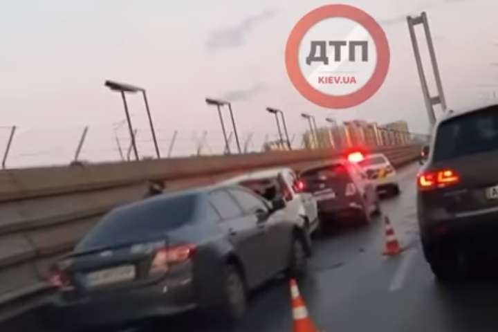 На Південному мосту сталась потрійна ДТП, рух ускладнено (відео)