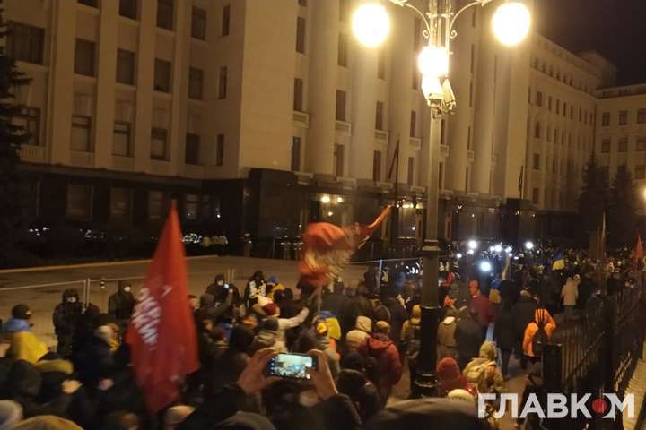 «На квиток до РФ»: протестувальники закидали монетами стіни Офісу Зеленського