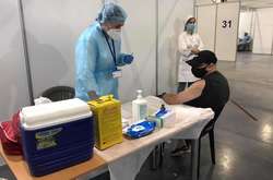 В Україні першою дозою вакцинувалися 13,5 млн людей
