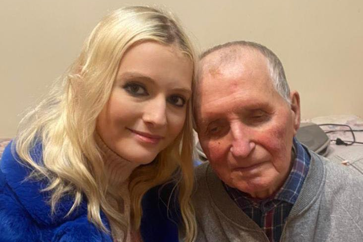 Поздравила дедушку с 90-летием. Яценюк показал фото красавицы-дочери