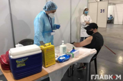 Уже 13,5 млн украинцев вакцинировались первой дозой