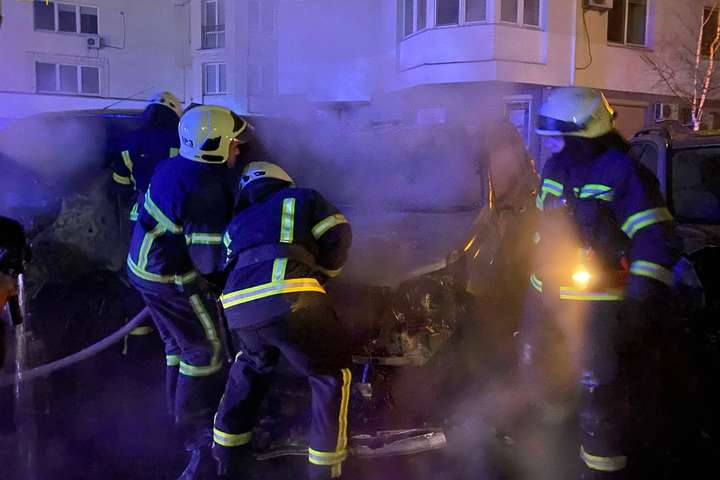 У дворі будинку&nbsp;на просп. Героїв Сталінграда, 24 горіли три автомобілі - Вночі в Києві палали чотири автомобілі (фото, відео)