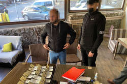 Посадовця затримали 7 жовтня 2021 року одразу після одержання ним хабара