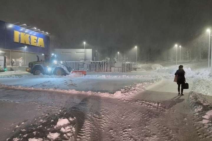 Через сильний снігопад працівники і відвідувачі данської IKEA ночували в магазині (фото) 