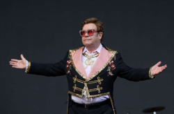 Элтон Джон мог умереть во время операции