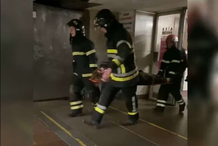 Бригада швидкої медичної допомоги доправила постраждалу до лікарні для проведення детального обстеження - Жінку, яка впала під потяг столичного метро, врятували (відео)