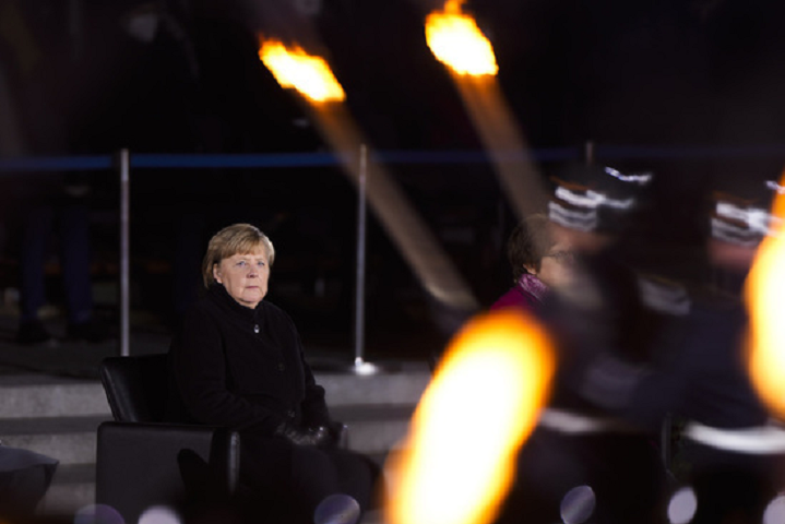Із смолоскипами та під панк-рок: Меркель попрощалася з посадою канцлерки Німеччини (відео)