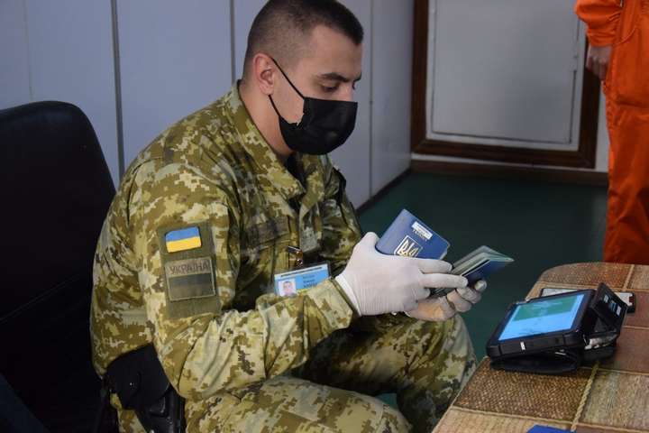 Україна закрила в'їзд із восьми країн через штам «Омікрон»