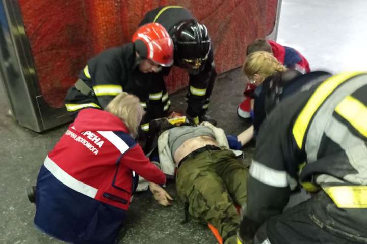 Рятувальники за допомогою медичних нош дістали жінку з-під потяга та передали медикам - Порятунок жінки з-під потяга київського метро. Рятувальники показали фото