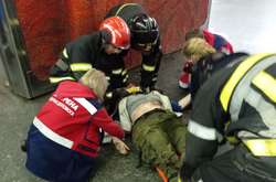 Порятунок жінки з-під потяга київського метро. Рятувальники показали фото