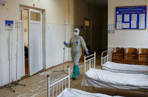 Відділення для пацієнтів з Covid-19 у лікарні в Ужгороді - В Україні за добу виявлено майже 14 тисяч нових хворих на Covid-19
