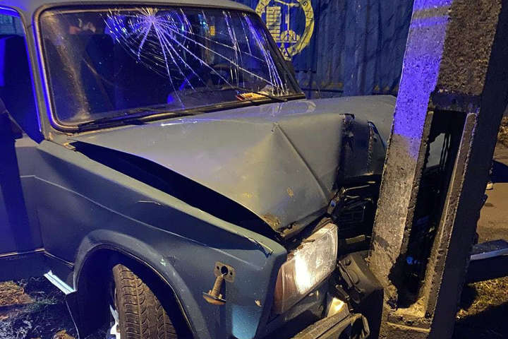 У Києві п’яний водій ВАЗ тікав від поліції та в’їхав у стовп (фото)