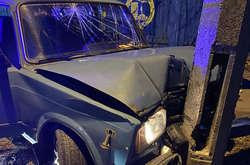 У Києві п’яний водій ВАЗ тікав від поліції та в’їхав у стовп (фото)