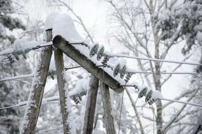 Мокрий сніг залишив без світла частину Львівщини і Закарпаття 