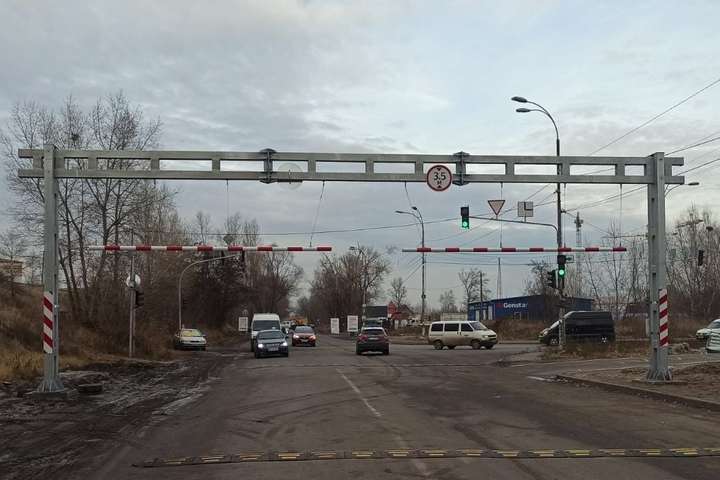 Ще на одному в’їзді до Києва з’явилися габаритні ворота (фото)