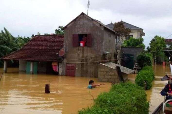 У постраждалих районах затоплено близько 60000 будинків - Негода у В'єтнамі зруйнувала будинки і забрала людські життя (фото, відео)