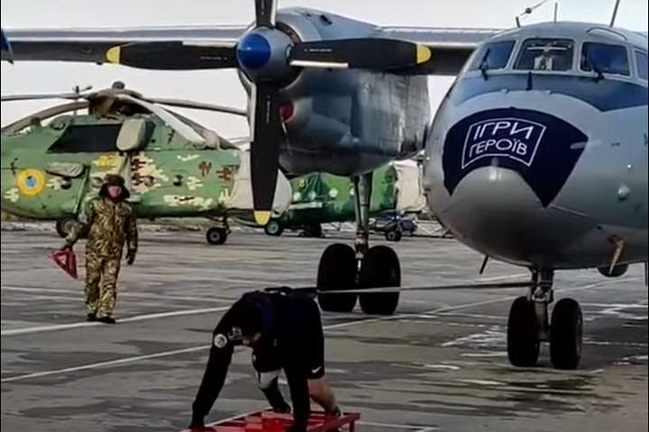 Ексвійськовий з протезом встановив рекорд України, протягнувши літак (фото, відео)