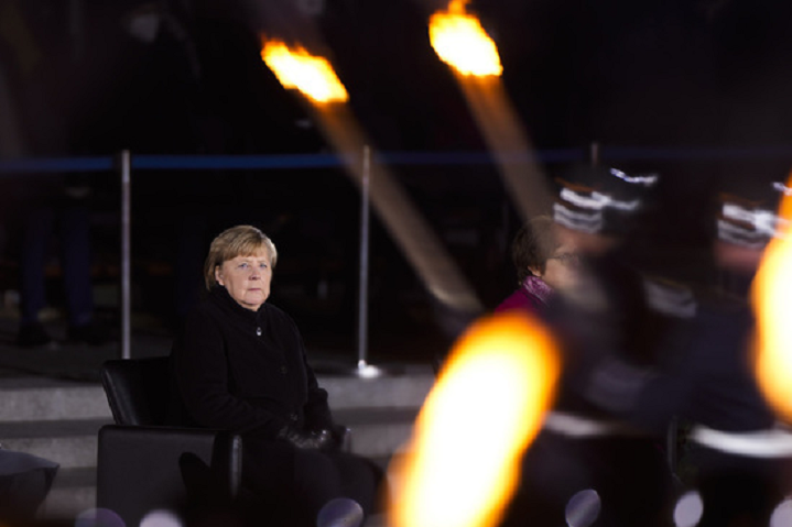 С факелами и под панк-рок: Меркель попрощалась с должностью канцлера Германии (видео)