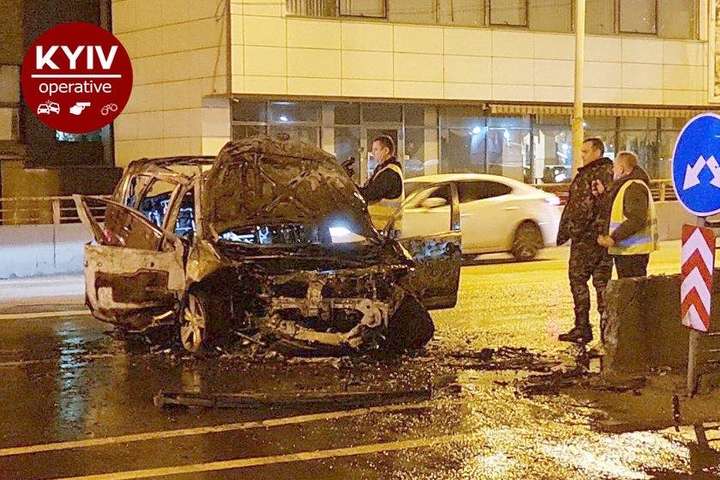 У Києві автівка врізалась у бетонну огорожу й загорілась (фото, відео)