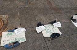  Для инсталляции «Следы на земле» родственники привезли на Банковую обувь своих пропавших сыновей, которую они не одевали все семь лет 