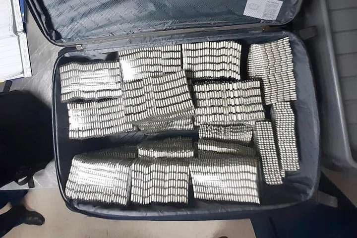 У «Борисполі» митники виявили в кувейтця цілу валізу наркотиків (фото)