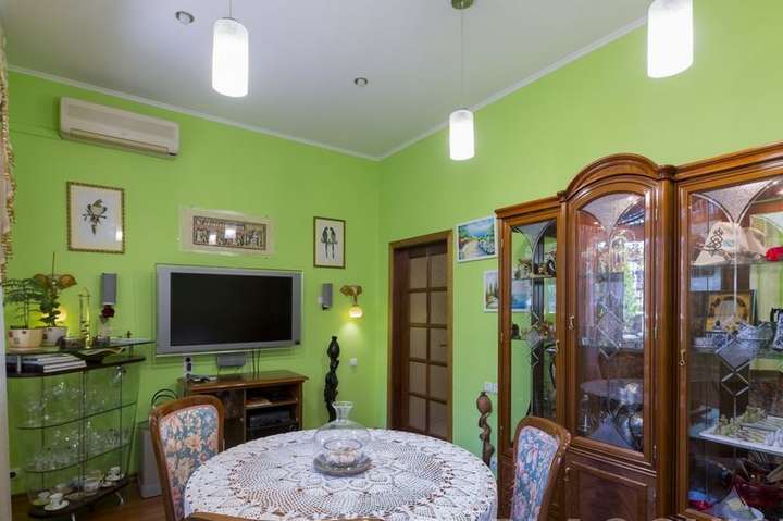 Кожна з трьох кімнат квартири виконана в різному стилі - Ядучі стіни та пластик на стелі. Яку квартиру в Києві пропонують за $600 тис. (фото)