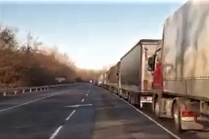 Від 2 до 14 діб стоять вантажівки на україно-угорському кордоні - Голова Закарпатської облради поскаржився на черги на українсько-угорському кордоні