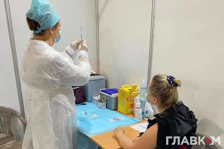 Скільки українців буде вакциновано до кінця року? Оприлюднено невтішну статистику