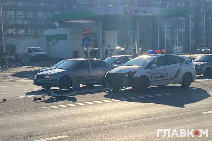 У Києві поліцейський автомобіль влетів у легковик (фото, відео)