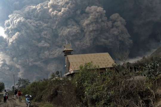 Через виверження вулкана на острові Ява загинули 13 людей (фото, відео)