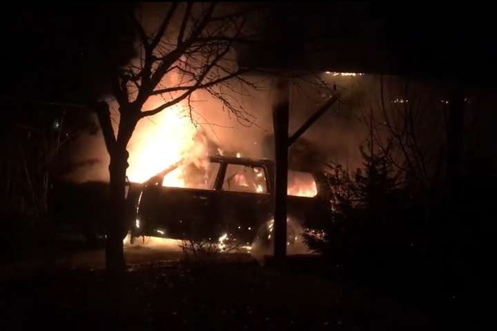 В Ужгороді спалили автомобілі журналіста і його дружини (відео)