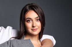 Чия рука? Мендель опублікувала загадкове фото