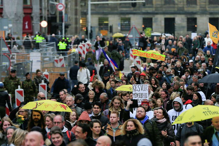 У Брюсселі відбулися масові протести проти ковід-обмежень (відео)