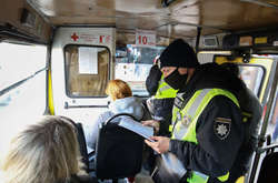 У пасажирів громадського транспорту перевіряють документи про вакцинацію або одужання