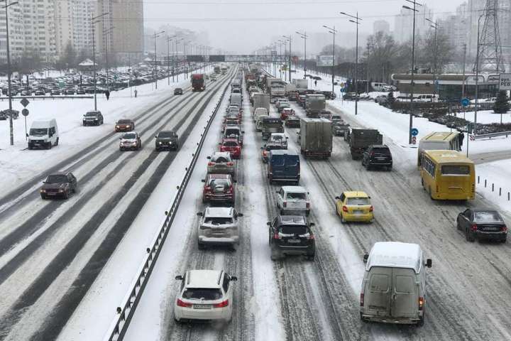 Київ стоїть у заторах: снігопад паралізував рух столицею (карта)