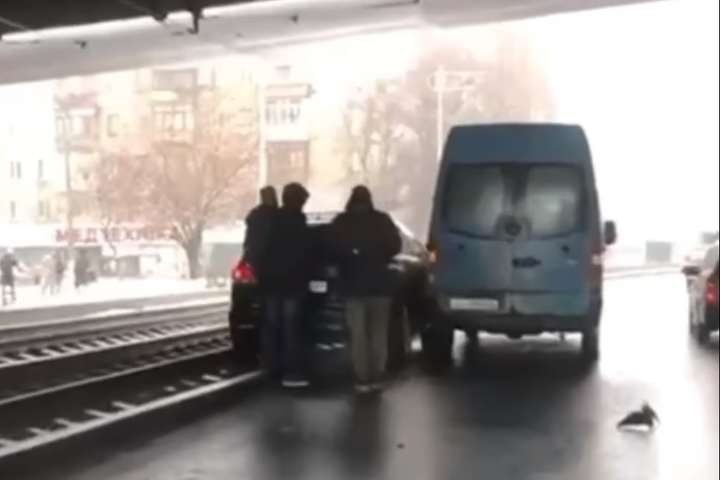 ДТП паралізувала рух трамваїв швидкісної лінії (відео)