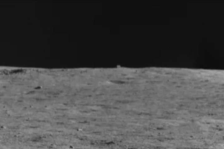 Китайский аппарат сфотографировал на Луне «тайную хижину» 