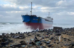 На Сахалине китайский сухогруз сел на мель (видео) 