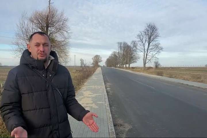 Парадокси «Великого будівництва»: між селами дорогу в полі виклали плиткою (відео)