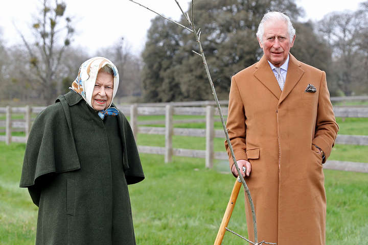 Королева Єлизавета почала передавати владу принцу Чарльзу, – британський історик