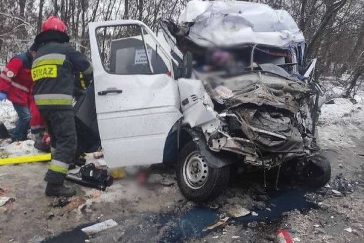 На Чернігівщині вантажівка зіткнулася з мікроавтобусом: 10 загиблих
