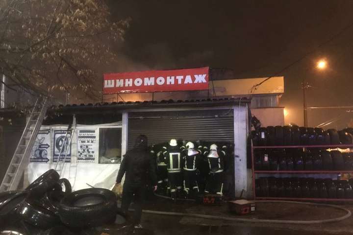 У Києві пожежа знищила шиномонтаж і пошкодила кафе (фото)