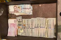 Хабарників було затримано під час передачі $1100 неправомірної вигоди