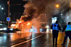Серйозна ДТП під Києвом: після зіткнення з вантажівкою легковик загорівся (відео)