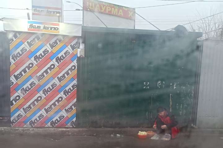 У Києві продавець шаурми чистить овочі прямо на дорозі (фото) 