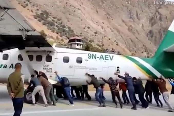 У Непалі пасажири штовхали літак (відео)