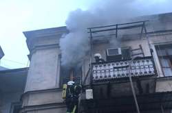 Сходовими маршами рятувальники евакуювали трьох мешканців будинку та кішку