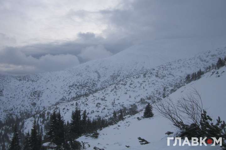 Карпати продовжує засипати снігом: туристів попереджають про лавинну небезпеку