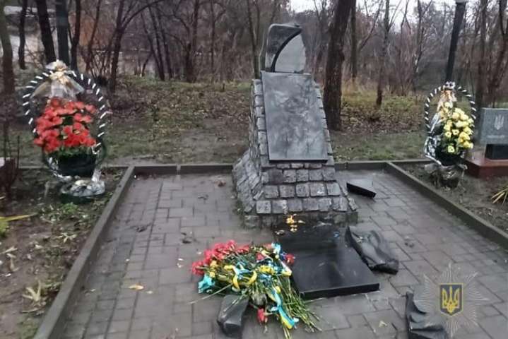 Поліцейські встановлюють осіб, які пошкодили меморіал - Вандали розтрощили пам'ятник героям Небесної сотні у центрі Первомайська